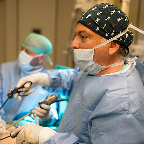 Why is laparoscopic hernia surgery considered a stronger repair?